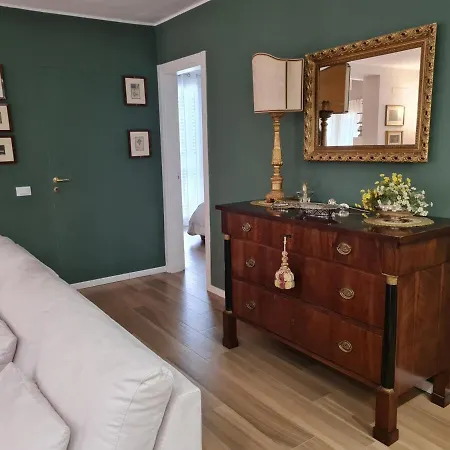 Queen Apartment *